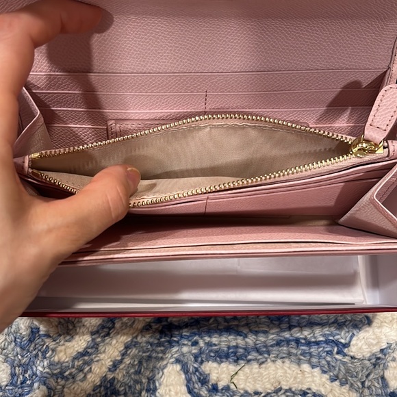 Beautiful blush pink authentic leather Ferragamo Women’s Vara Bow Wallet - Picture 4 of 5